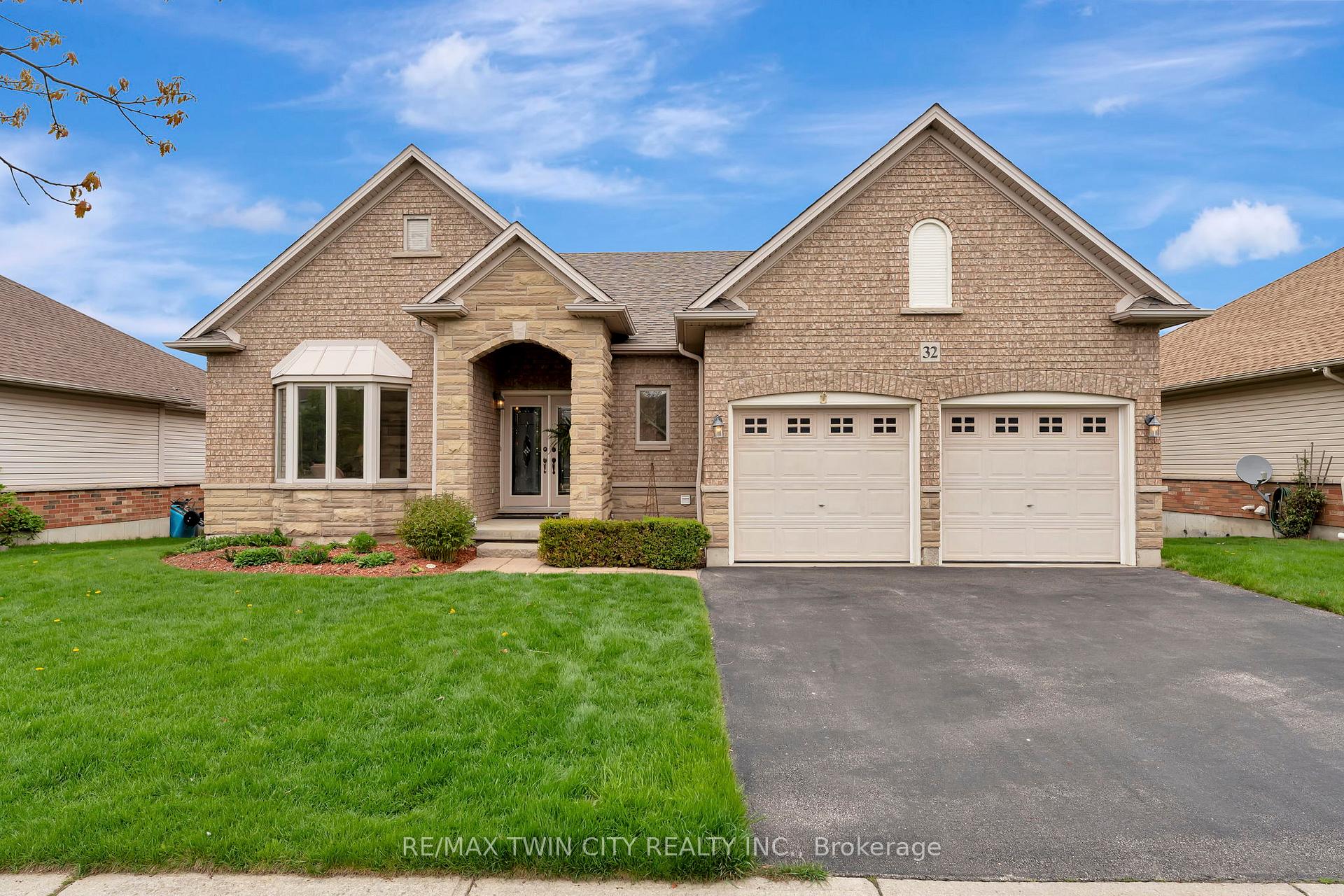 Photo 2 of 32 Cobblestone Drive, Brant, Paris — HOMEH