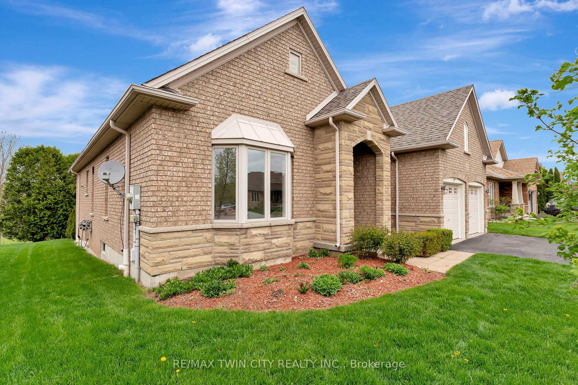 Photo 3 of 32 Cobblestone Drive, Brant, Paris — HOMEH