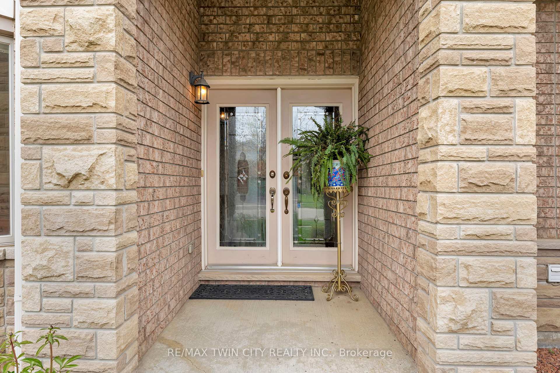 Photo 4 of 32 Cobblestone Drive, Brant, Paris — HOMEH