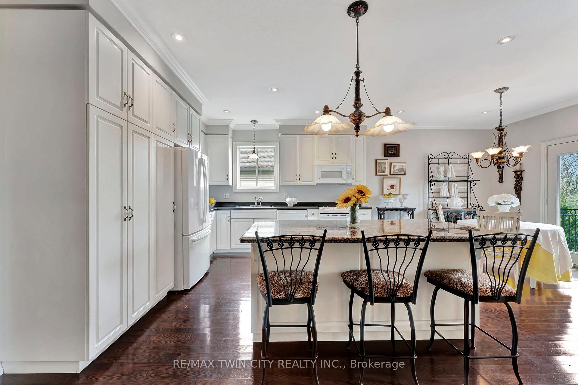 Photo 15 of 32 Cobblestone Drive, Brant, Paris — HOMEH