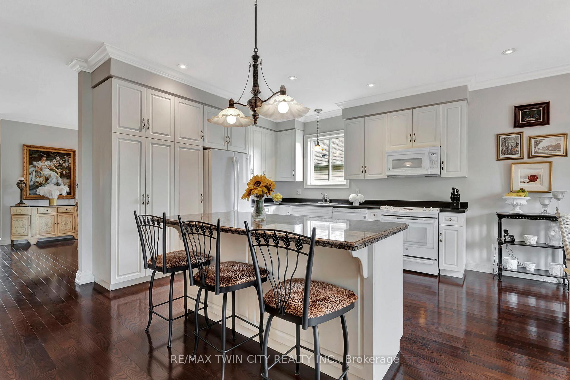 Photo 16 of 32 Cobblestone Drive, Brant, Paris — HOMEH