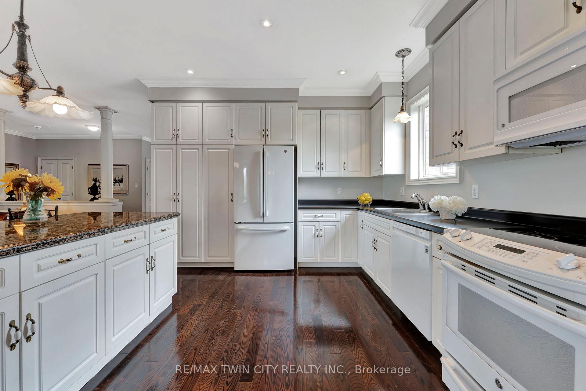 Photo 17 of 32 Cobblestone Drive, Brant, Paris — HOMEH