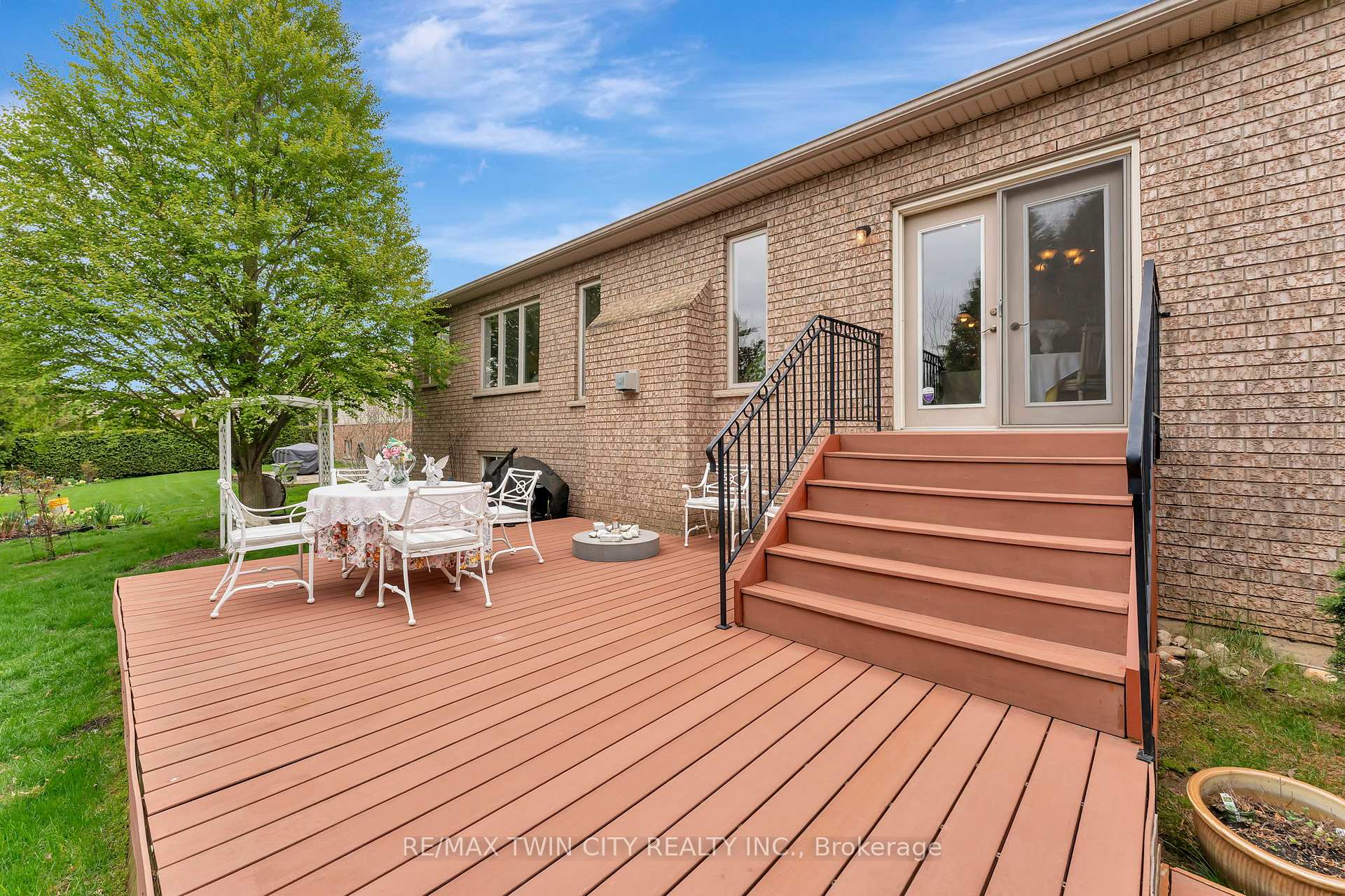 Photo 38 of 32 Cobblestone Drive, Brant, Paris — HOMEH