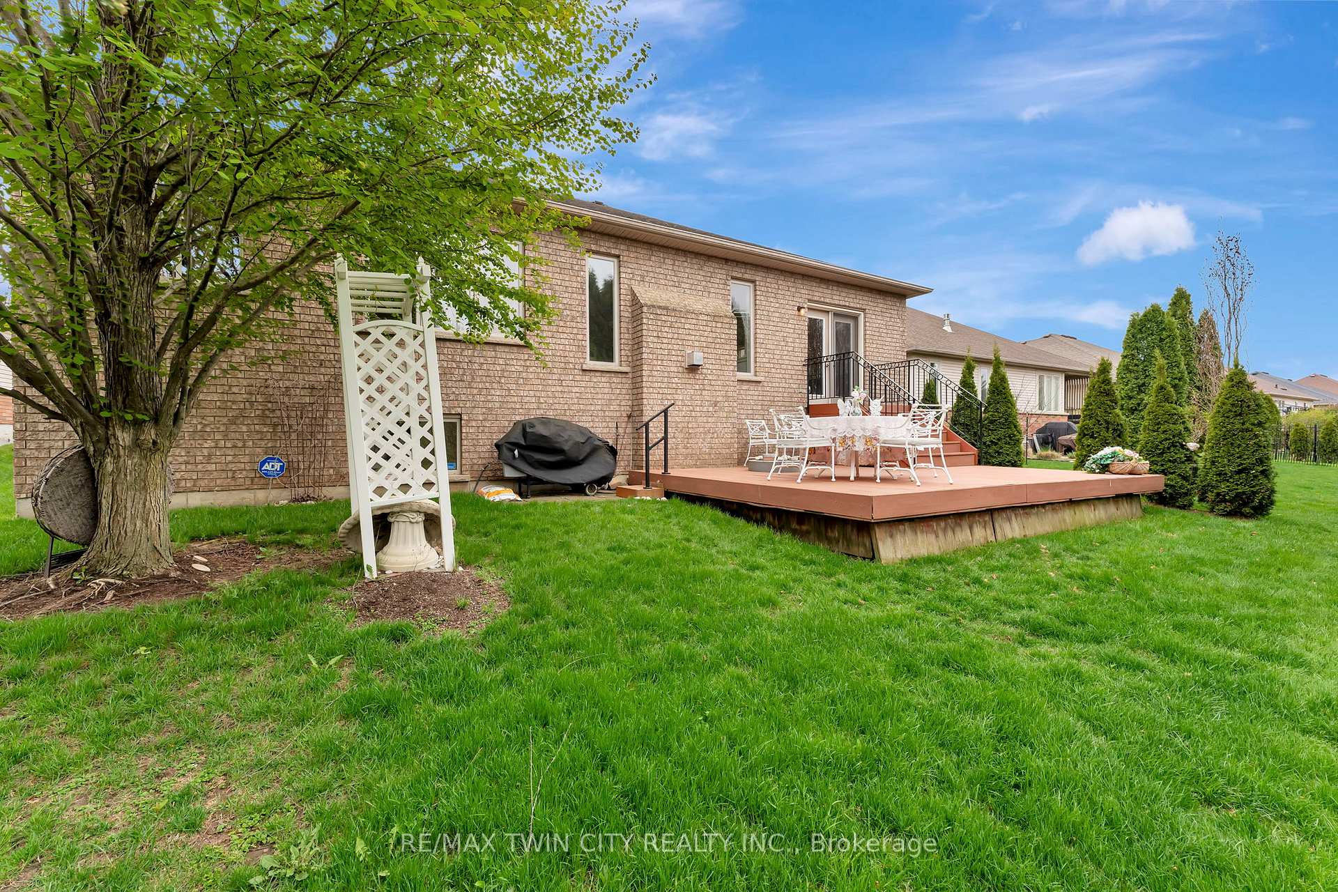Photo 40 of 32 Cobblestone Drive, Brant, Paris — HOMEH