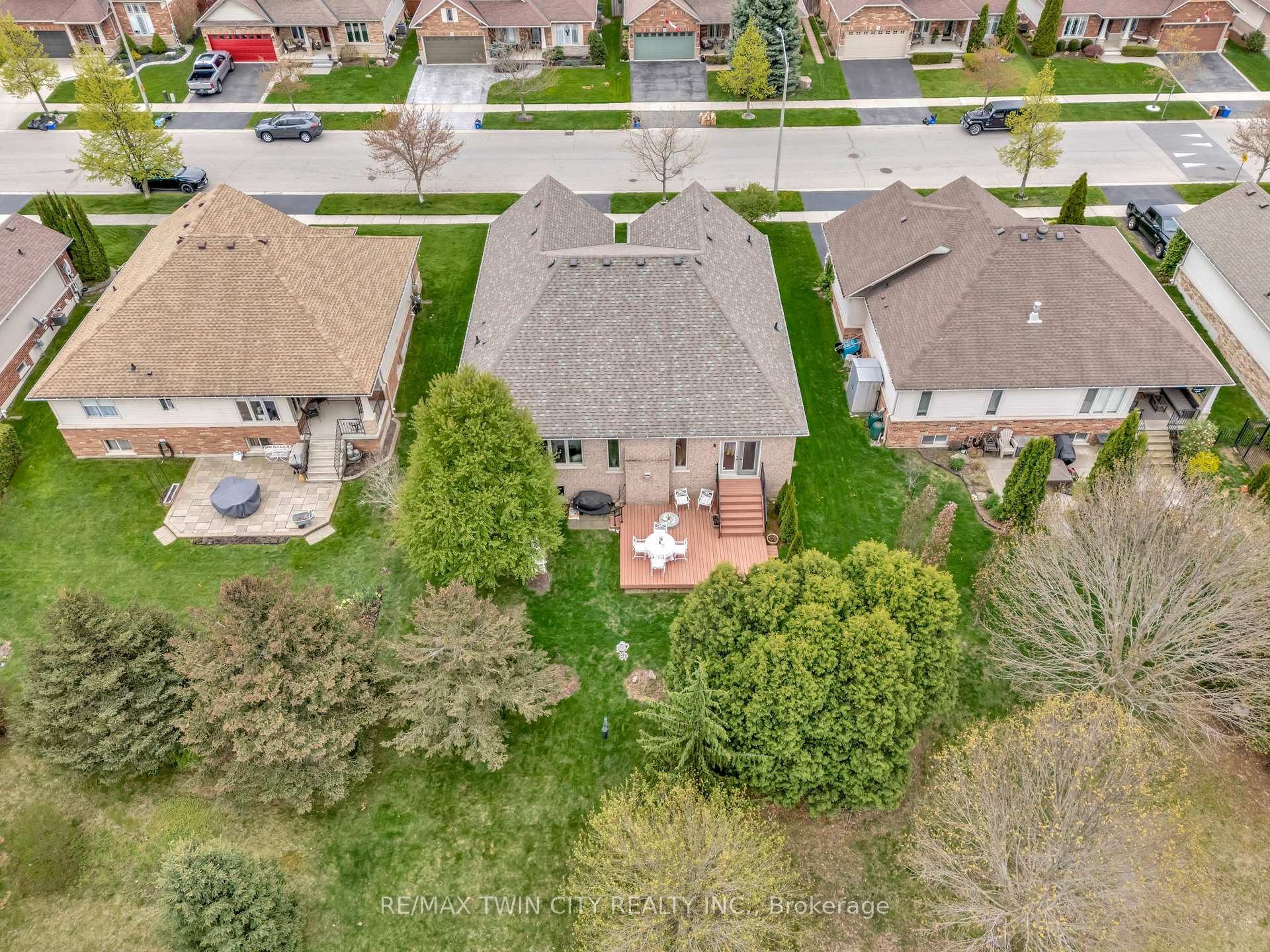 Photo 45 of 32 Cobblestone Drive, Brant, Paris — HOMEH