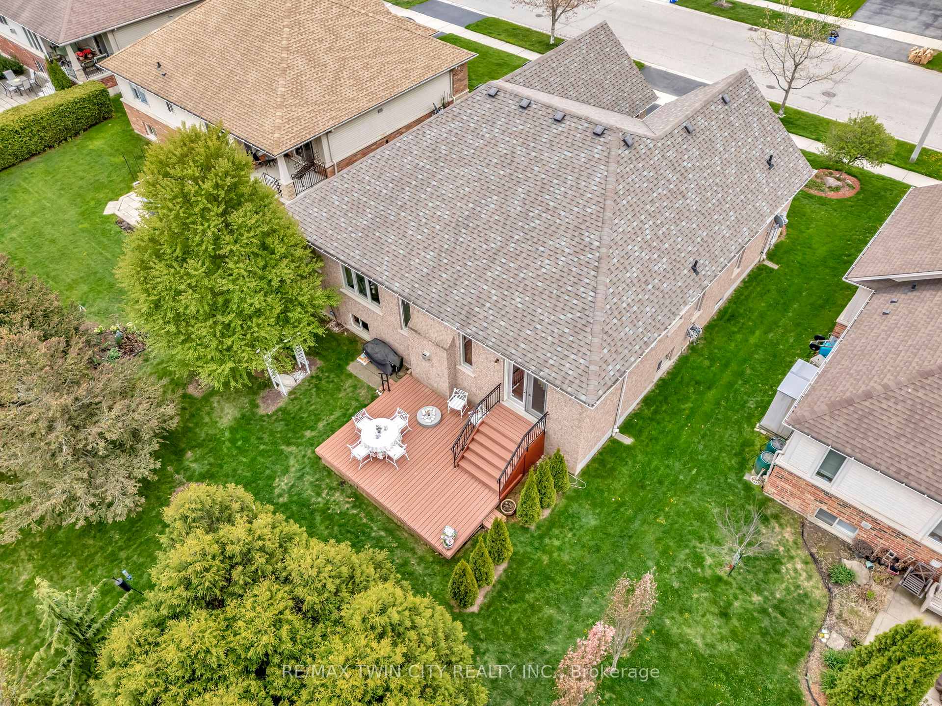 Photo 46 of 32 Cobblestone Drive, Brant, Paris — HOMEH