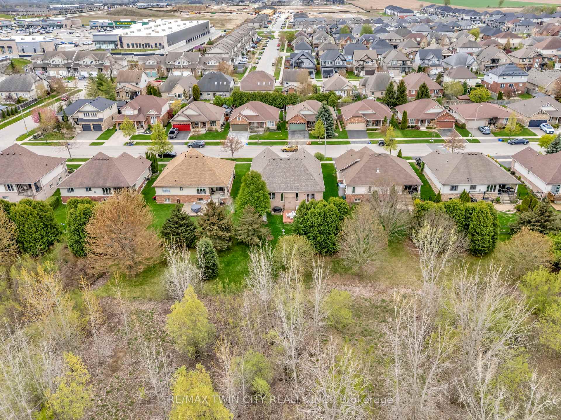 Photo 47 of 32 Cobblestone Drive, Brant, Paris — HOMEH