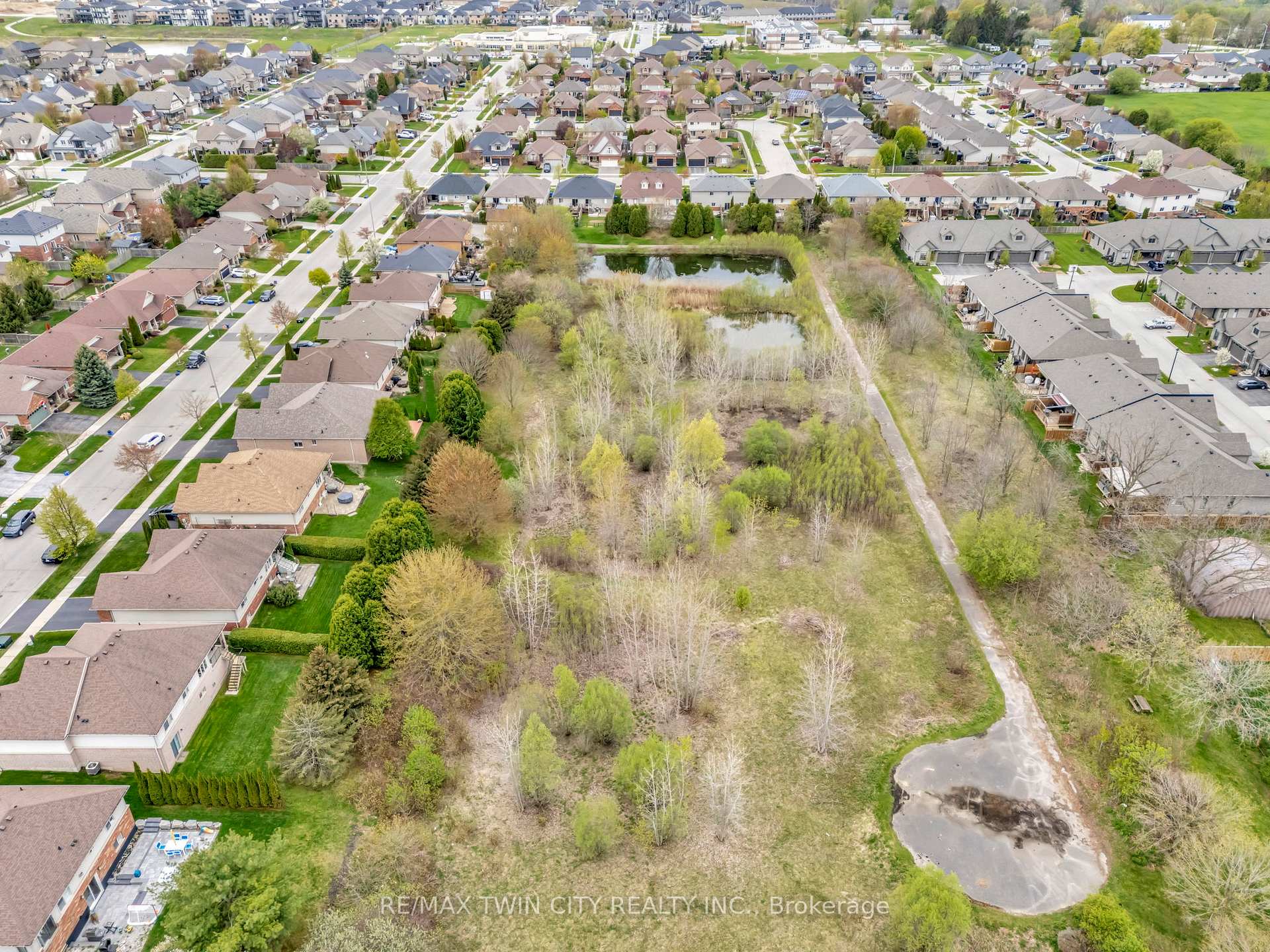 Photo 49 of 32 Cobblestone Drive, Brant, Paris — HOMEH