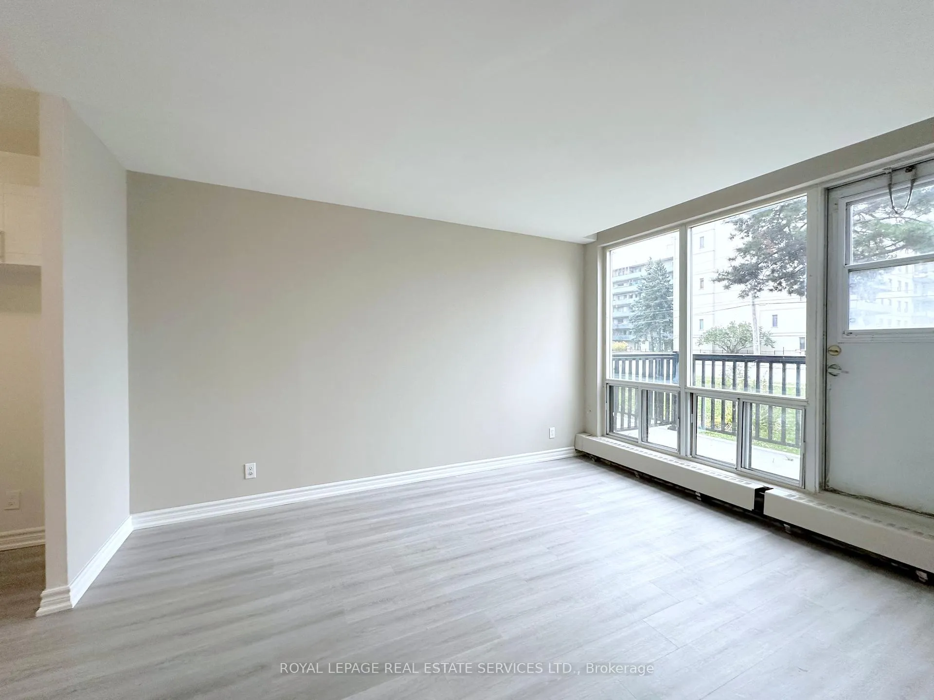 Front of Unit 125, 280 Wentworth Street W
