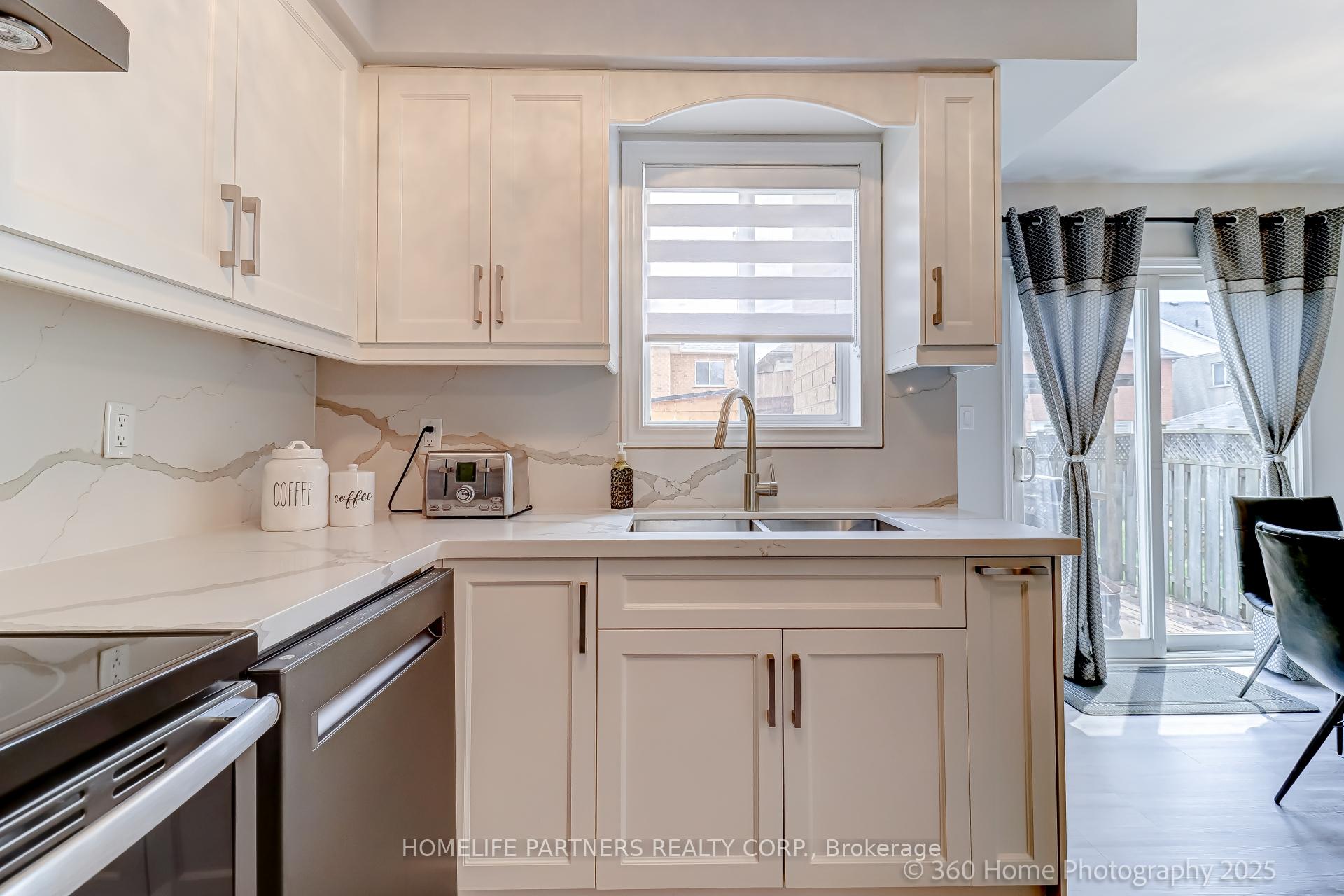Photo 3 of 31 Knoll Haven Circle, Caledon, Bolton North — HOMEH
