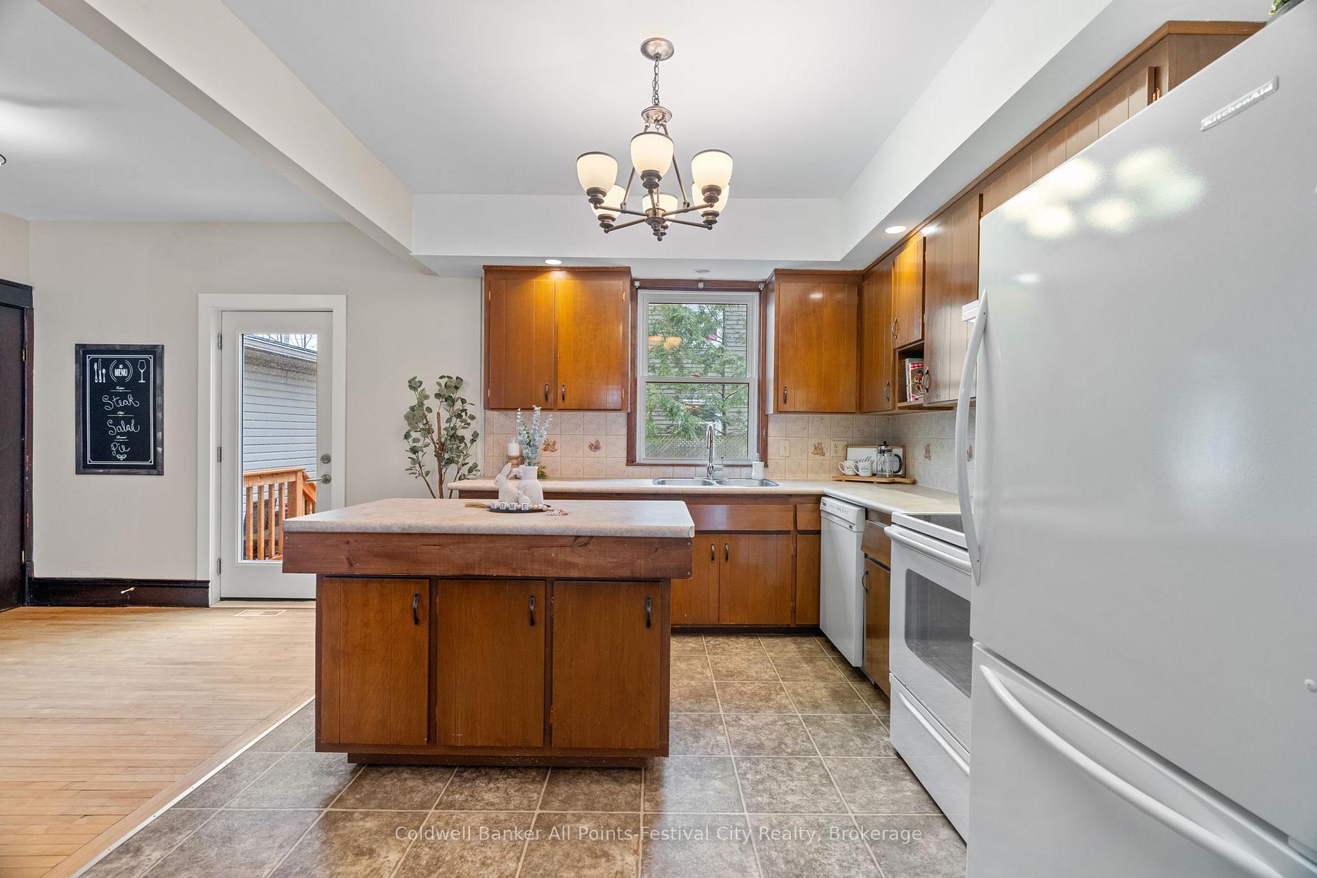 Photo 3 of 159 Cambria Road N, Goderich, Goderich (Town) — HOMEH