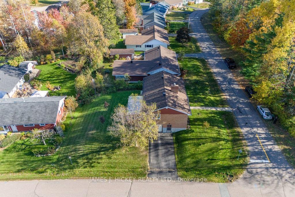 Photo 13 of 1 Darwin Crescent, Deep River, Deep River — HOMEH