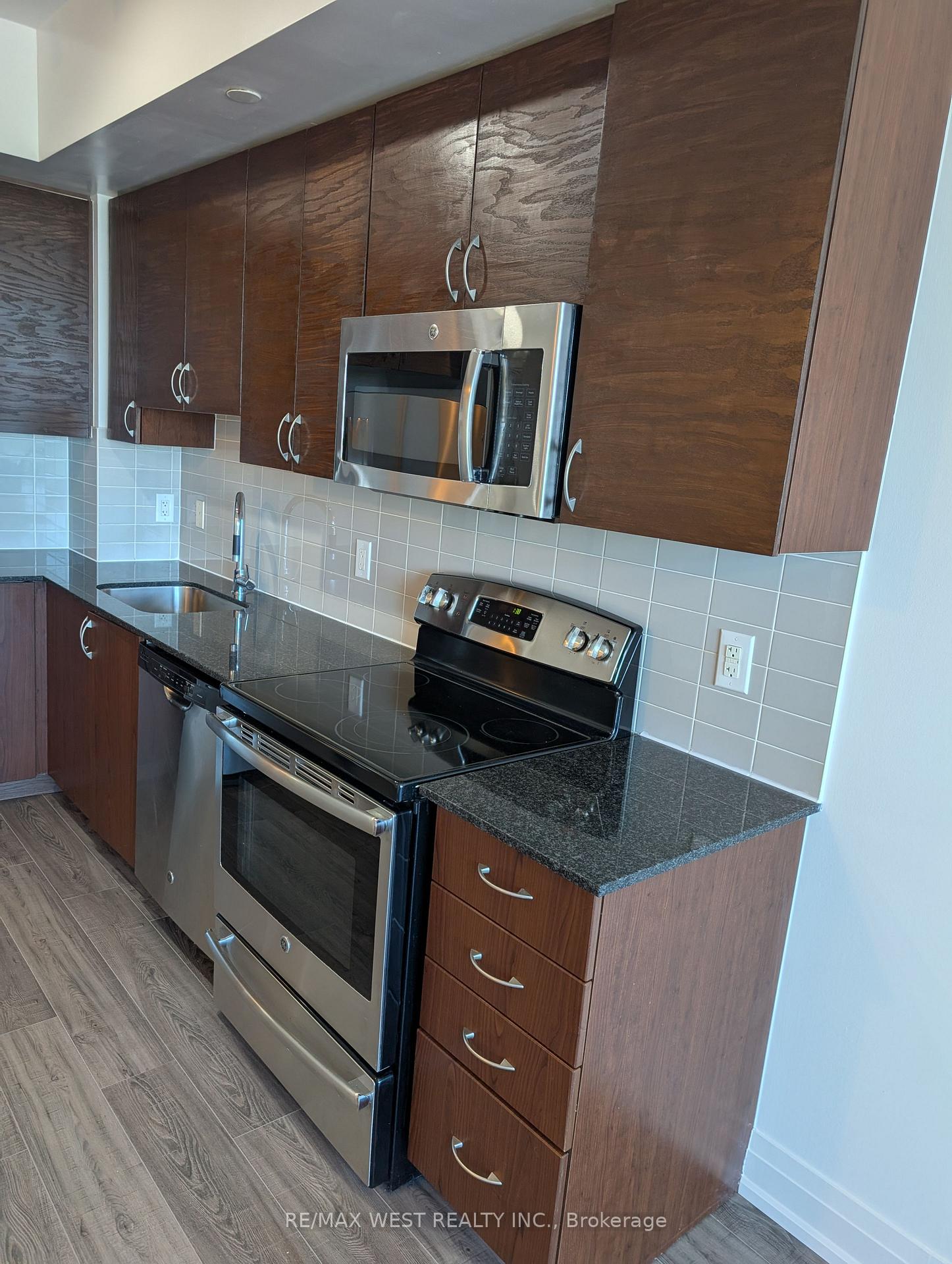 Photo 5 of Unit 901, 7165 Yonge Street, Markham, Grandview — HOMEH