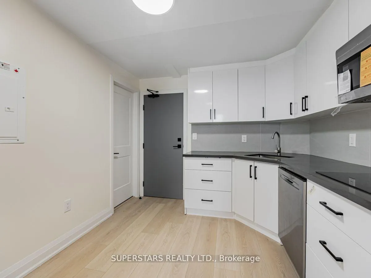 Front of Unit 5, 36 Lindsay Street S