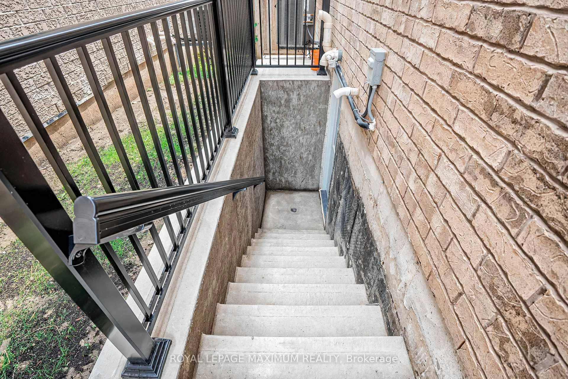 Photo 3 of Unit Basement, 19 Corner Brook Crescent, Vaughan, Vellore Village — HOMEH