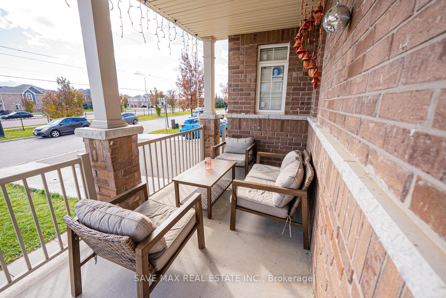 Photo 5 of 39 Divinity Circle, Brampton, Northwest Brampton — HOMEH