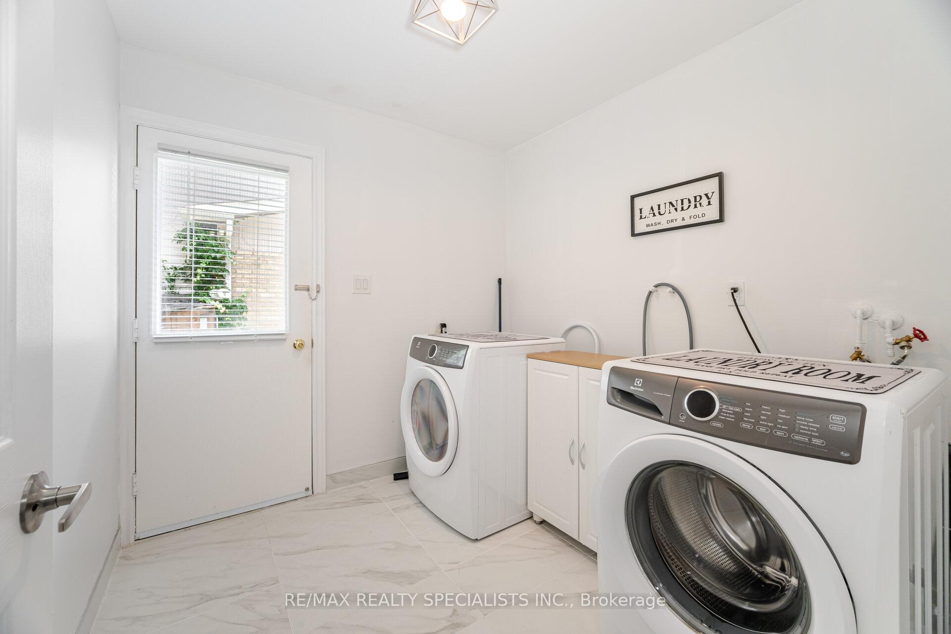 Photo 3 of 325 Kingsview Drive, Caledon, Bolton North — HOMEH