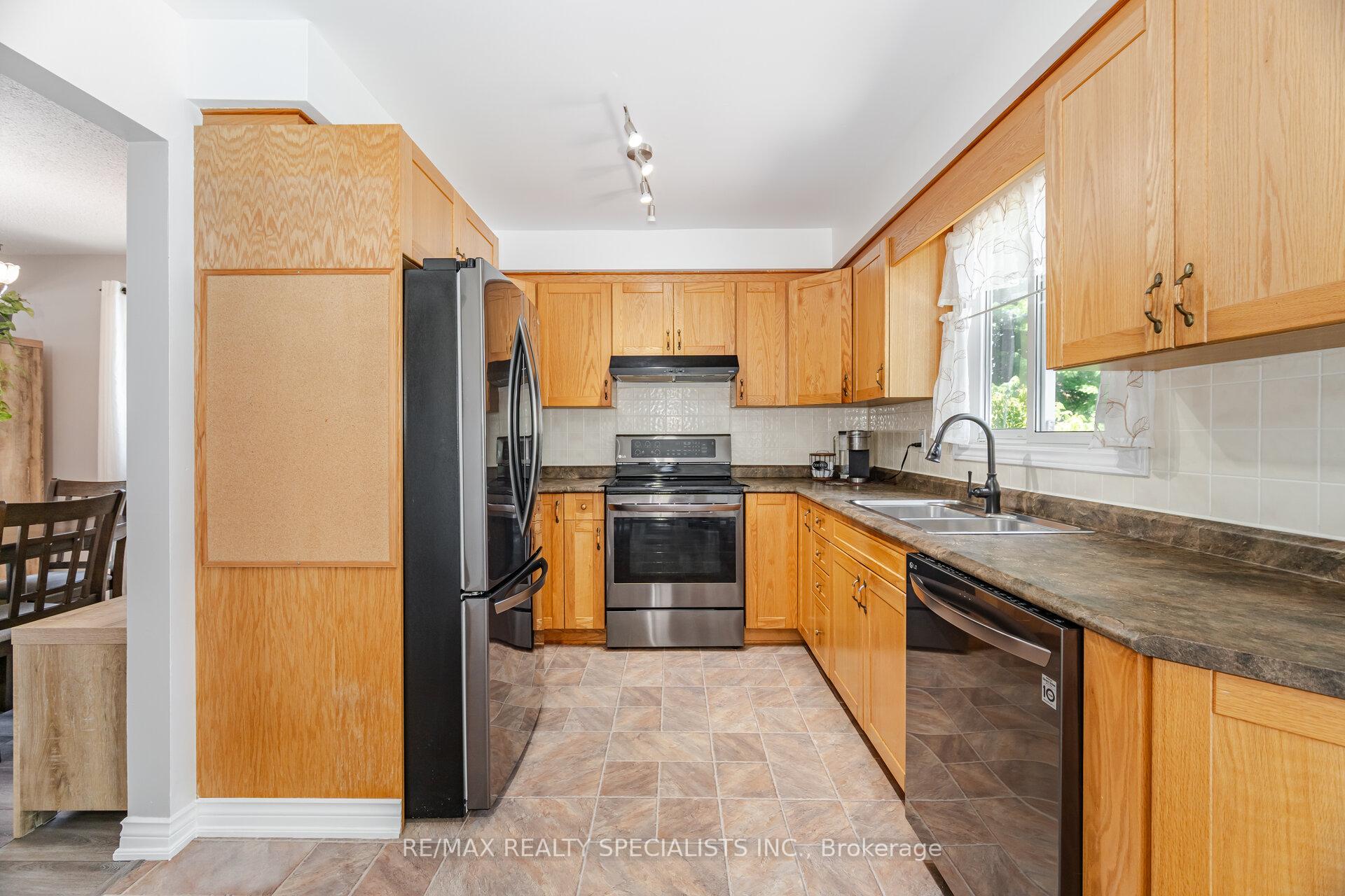 Photo 5 of 325 Kingsview Drive, Caledon, Bolton North — HOMEH