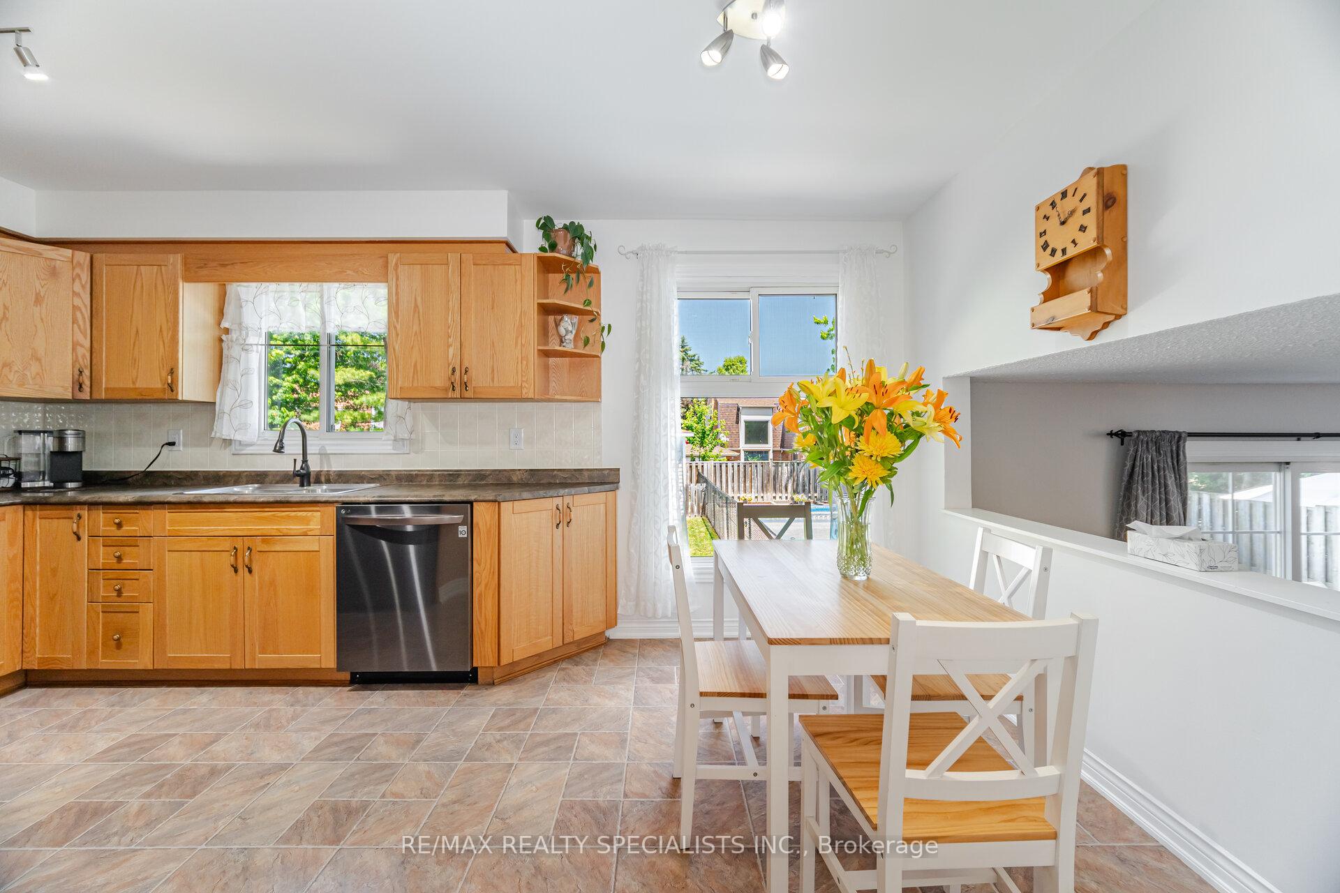 Photo 15 of 325 Kingsview Drive, Caledon, Bolton North — HOMEH