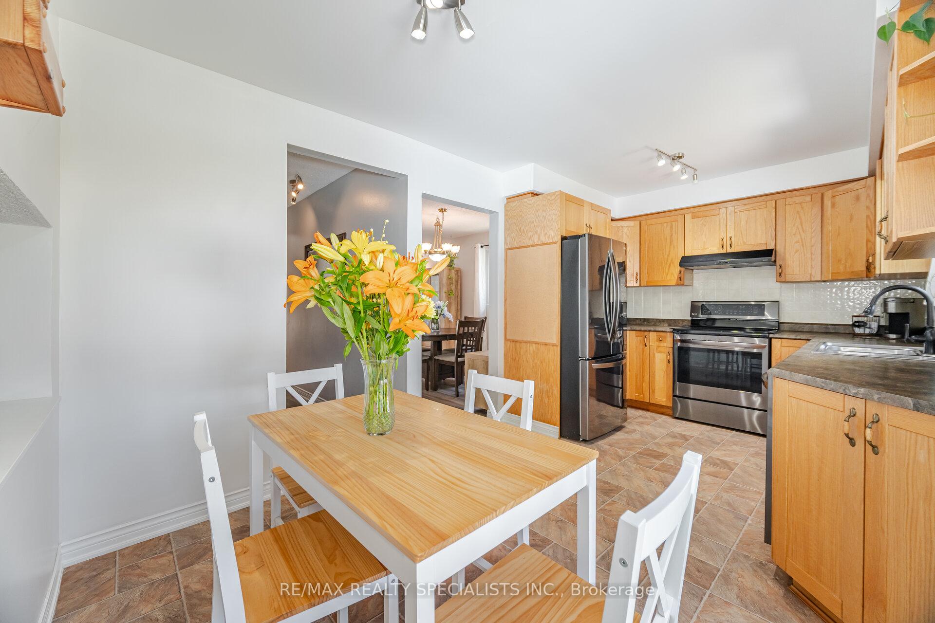 Photo 12 of 325 Kingsview Drive, Caledon, Bolton North — HOMEH