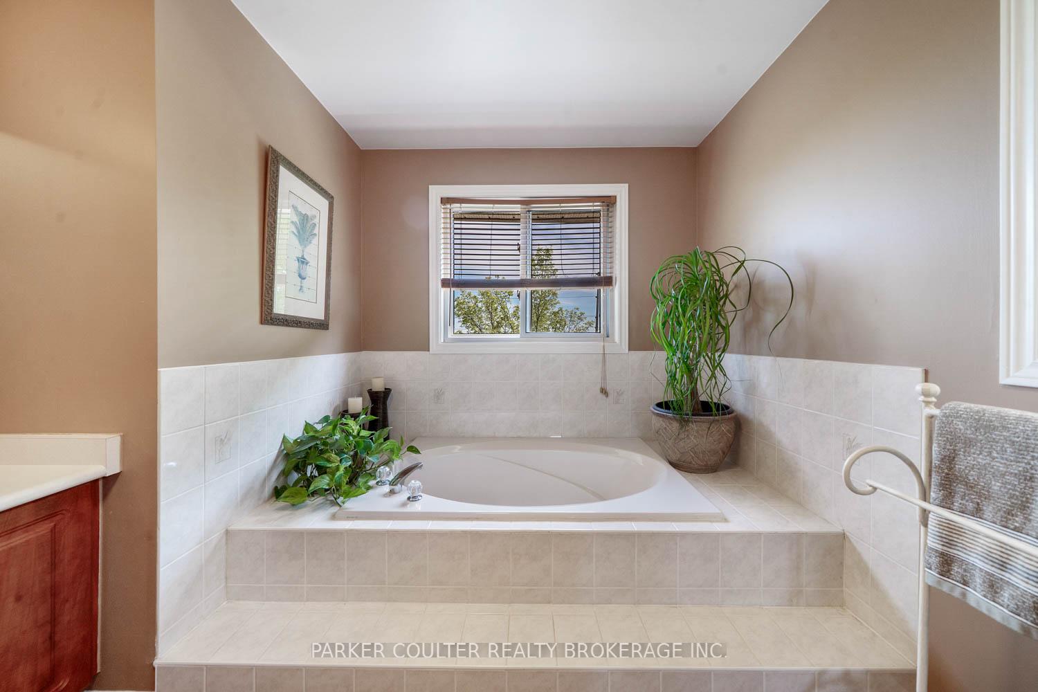 Photo 29 of 95 Livia Herman Way, Barrie, East Bayfield — HOMEH