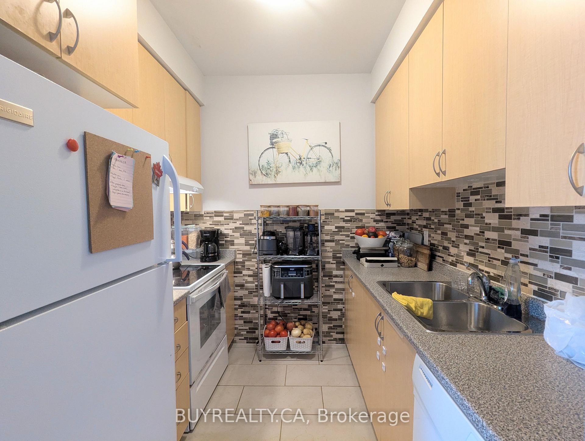 Photo 6 of Unit Ph12, 35 Saranac Boulevard, Toronto, Englemount-Lawrence — HOMEH