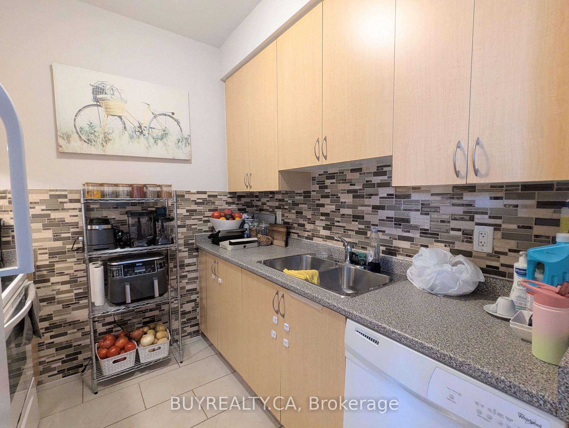 Photo 8 of Unit Ph12, 35 Saranac Boulevard, Toronto, Englemount-Lawrence — HOMEH