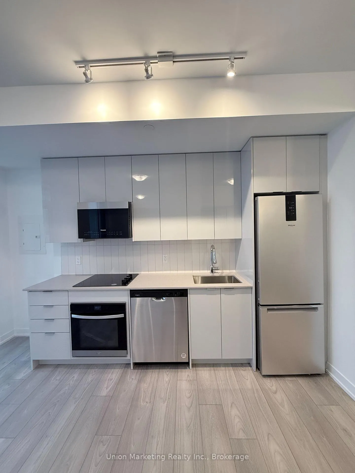 Photo 3 of Unit 1304, 474 Caldari Road N, Vaughan, Concord — HOMEH