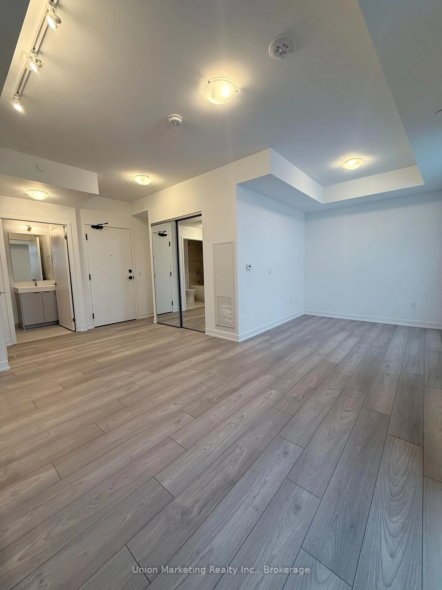 Photo 4 of Unit 1304, 474 Caldari Road N, Vaughan, Concord — HOMEH