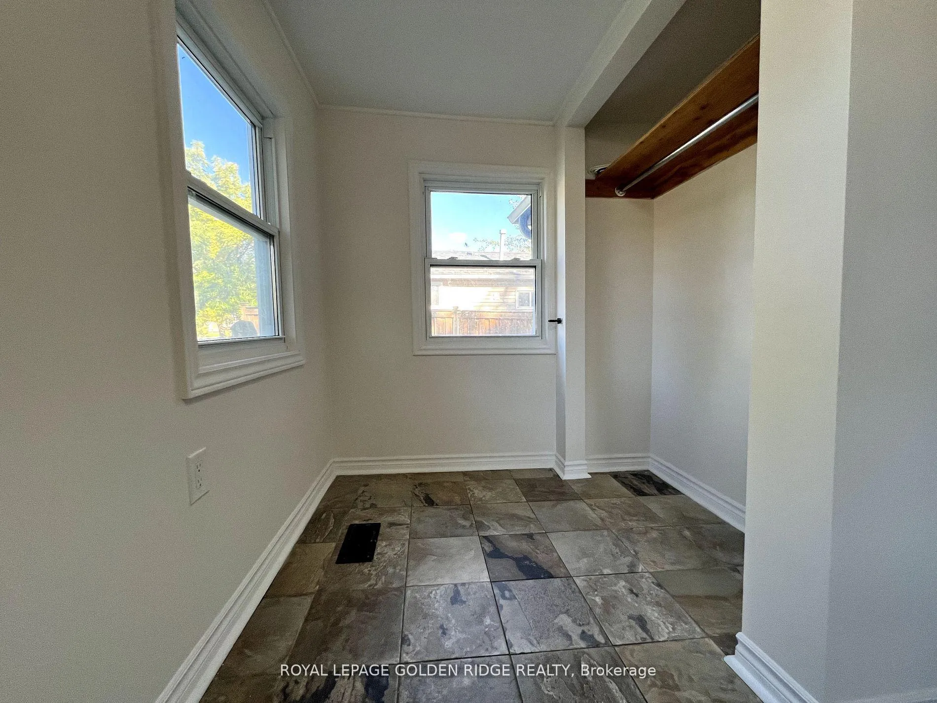 Photo 2 of 367 Hollywood Drive N, Georgina, Keswick South — HOMEH