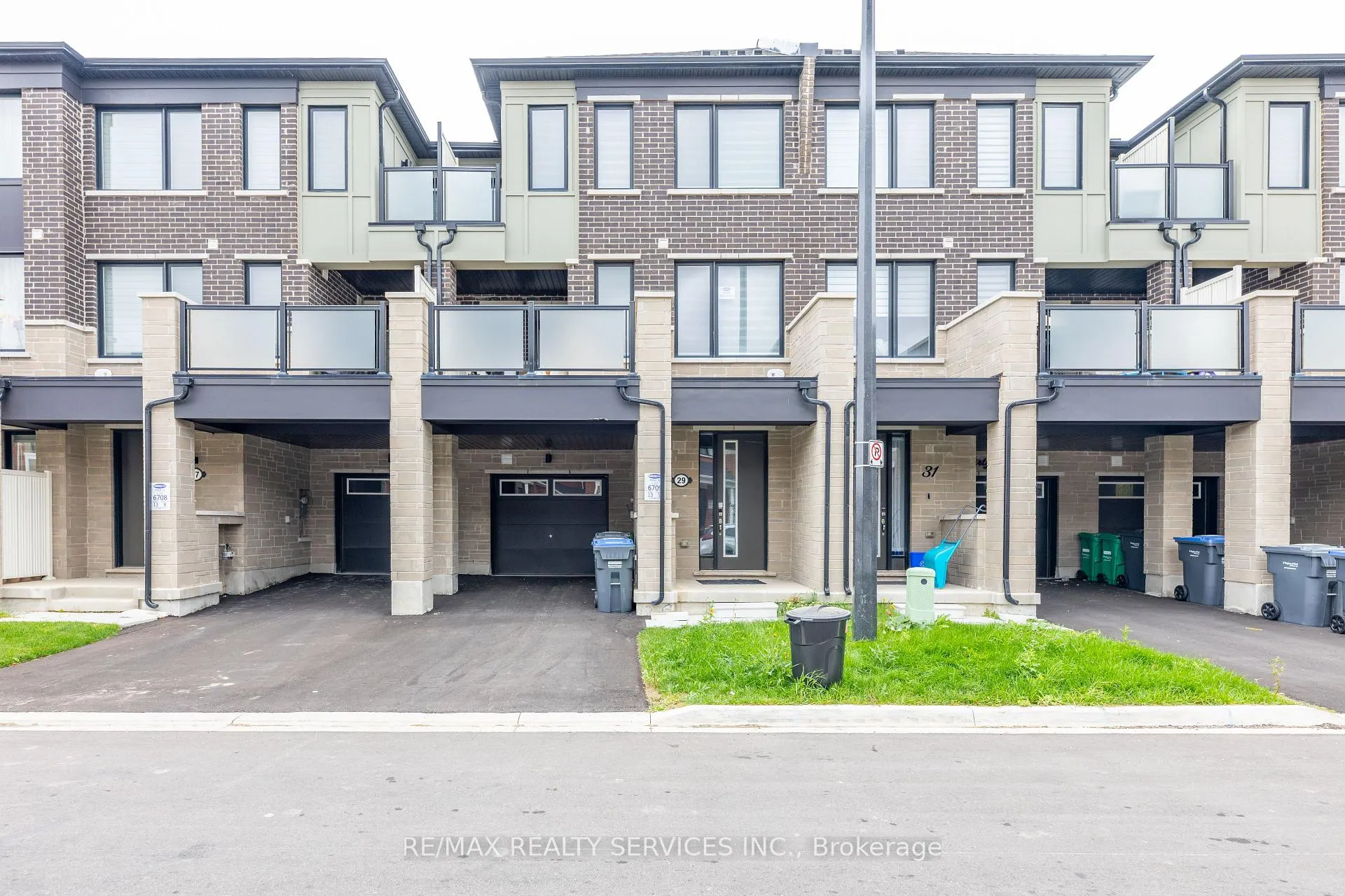Photo 3 of 29 Keppel Circle, Brampton, Northwest Brampton — HOMEH