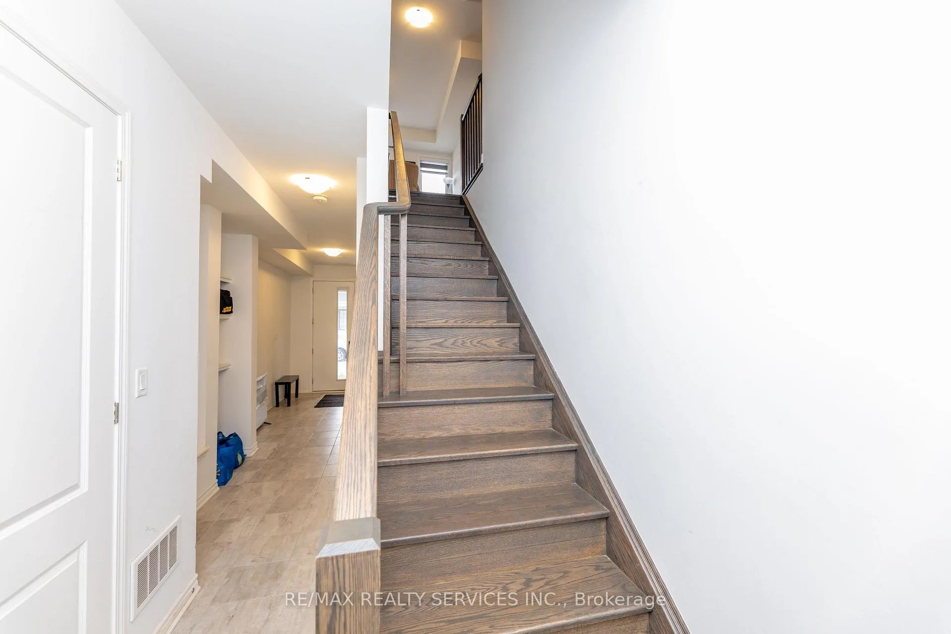 Photo 8 of 29 Keppel Circle, Brampton, Northwest Brampton — HOMEH