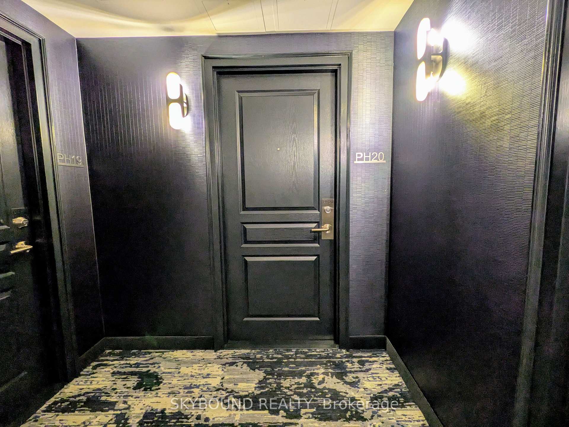 Photo 3 of Unit PH1620, 140 Simcoe Street, Toronto, Waterfront Communities — HOMEH