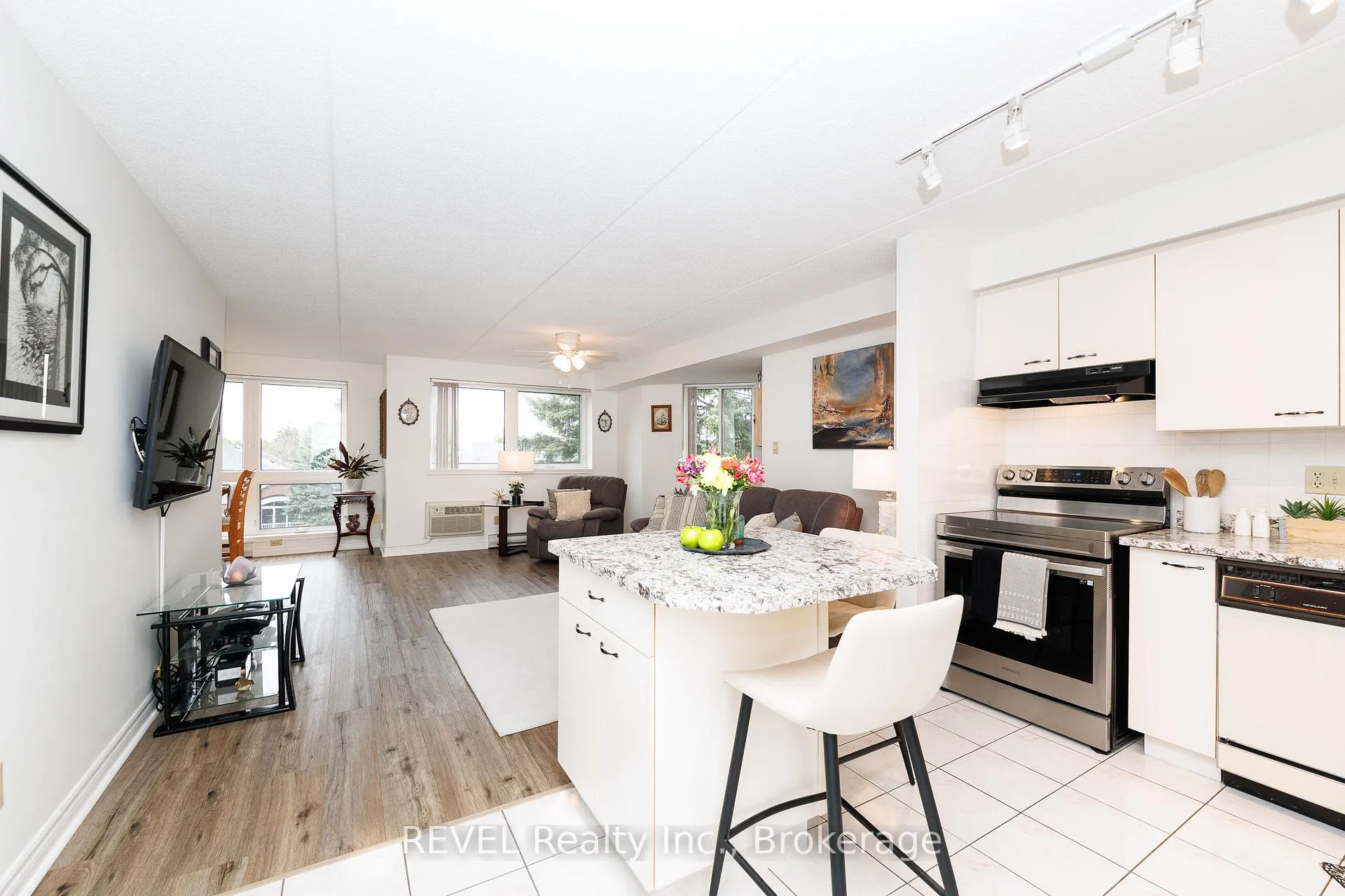 Photo 5 of Unit 301, 3364 Montrose Road, Niagara Falls, Mt. Carmel — HOMEH