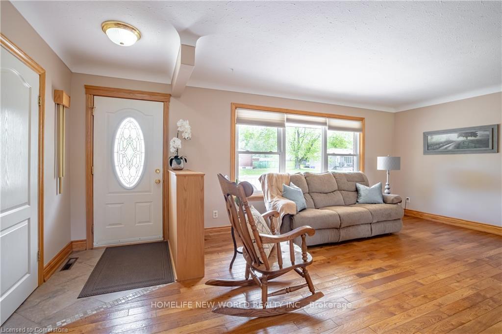 Photo 4 of 11 Glengarry Road, St. Catharines, Oakdale — HOMEH