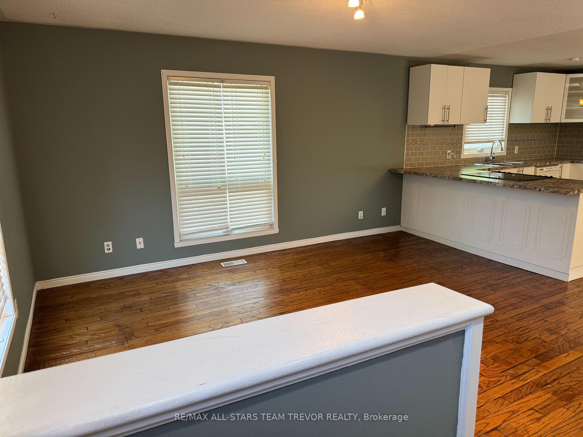 Photo 2 of 213 Bayview Avenue, Georgina, Keswick South — HOMEH