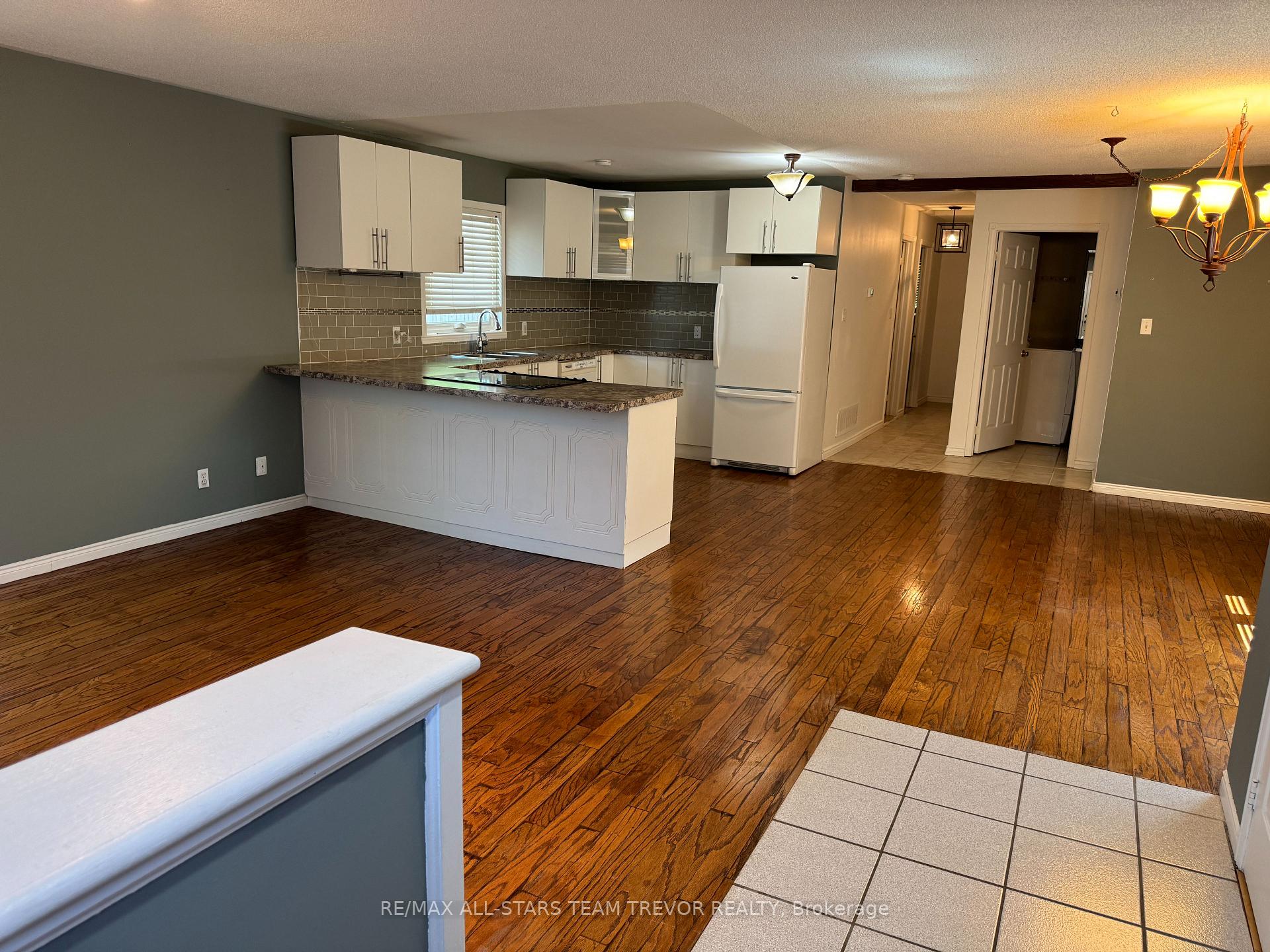 Photo 3 of 213 Bayview Avenue, Georgina, Keswick South — HOMEH