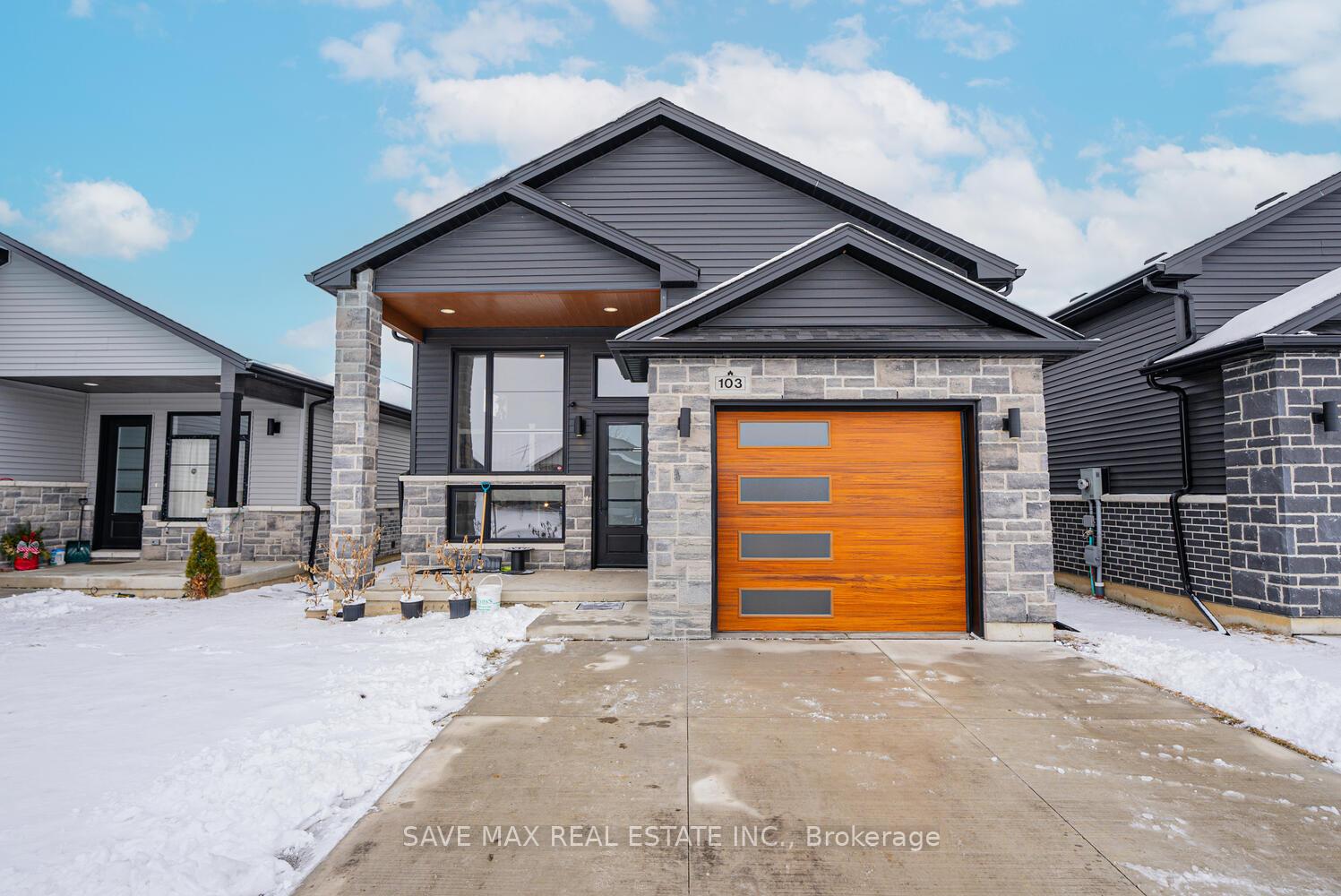 Photo 2 of 103 Ironwood Trail, Chatham-Kent, Chatham — HOMEH