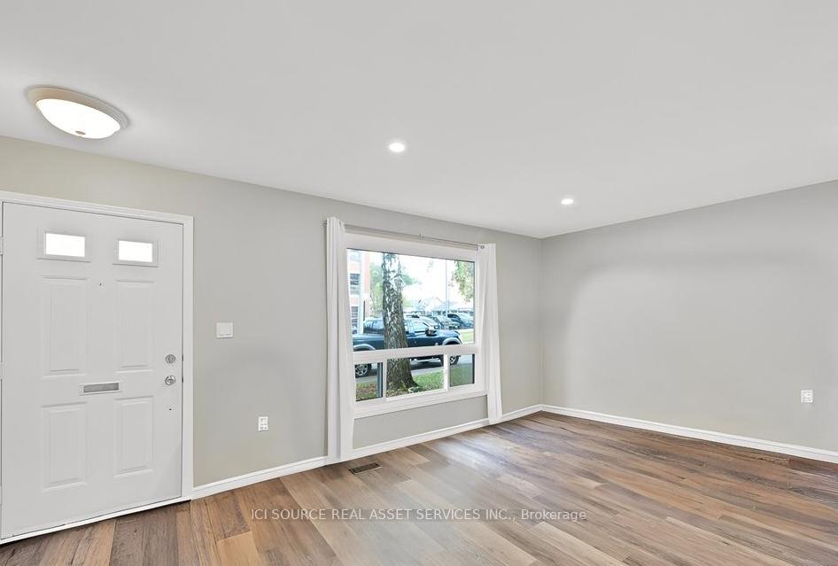Photo 3 of 10 Gibsons Place, St. Catharines, Downtown — HOMEH