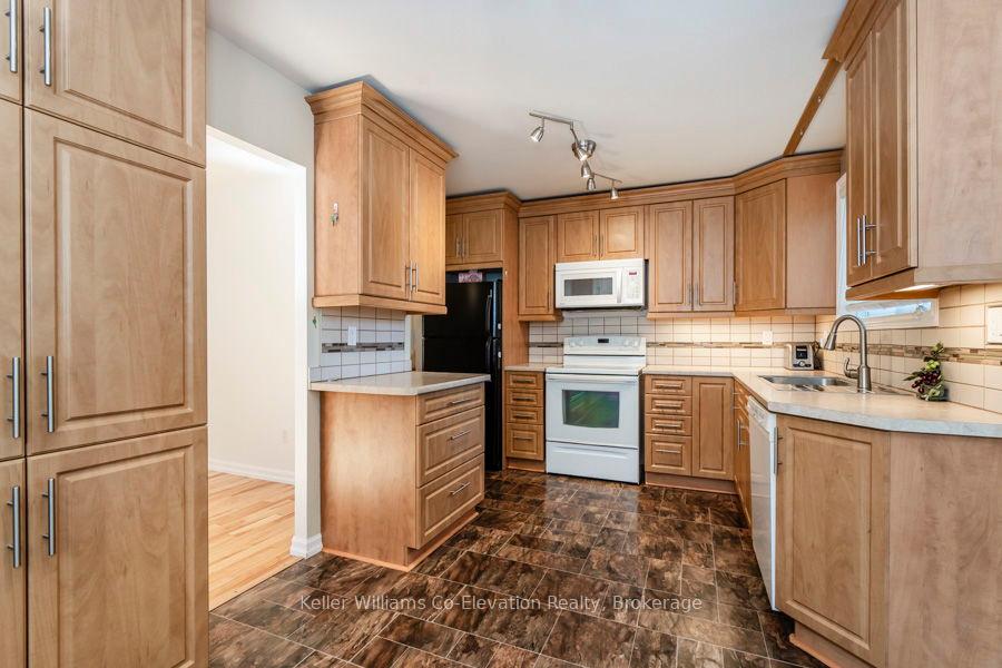 Photo 8 of 9 Beechcroft Circle, Barrie, Cundles East — HOMEH