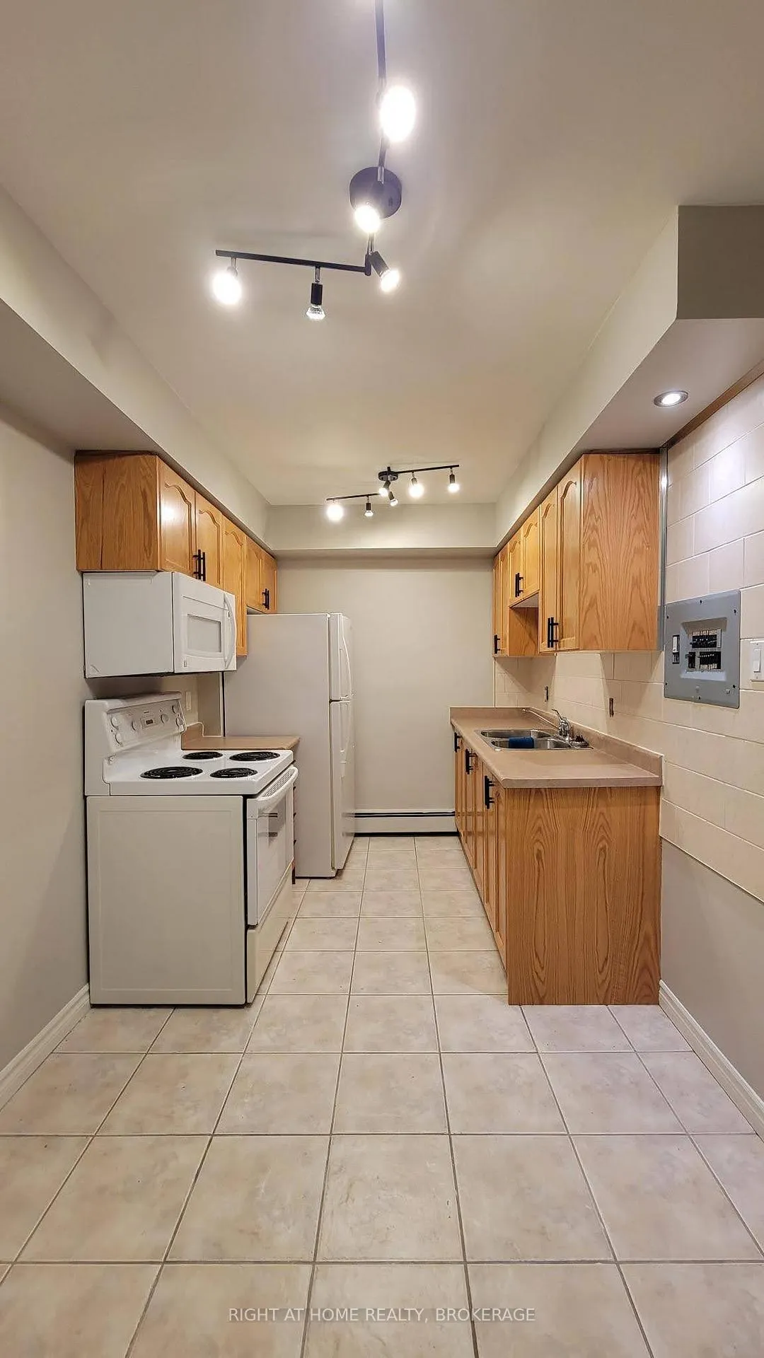 Photo 2 of Unit 606, 30 Summit Avenue, Hamilton, Eastmount — HOMEH