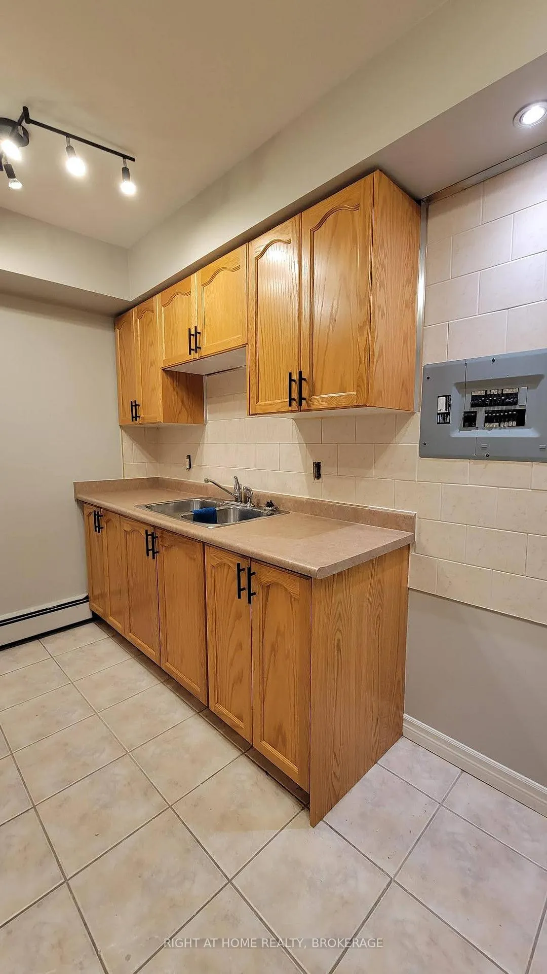 Photo 3 of Unit 606, 30 Summit Avenue, Hamilton, Eastmount — HOMEH