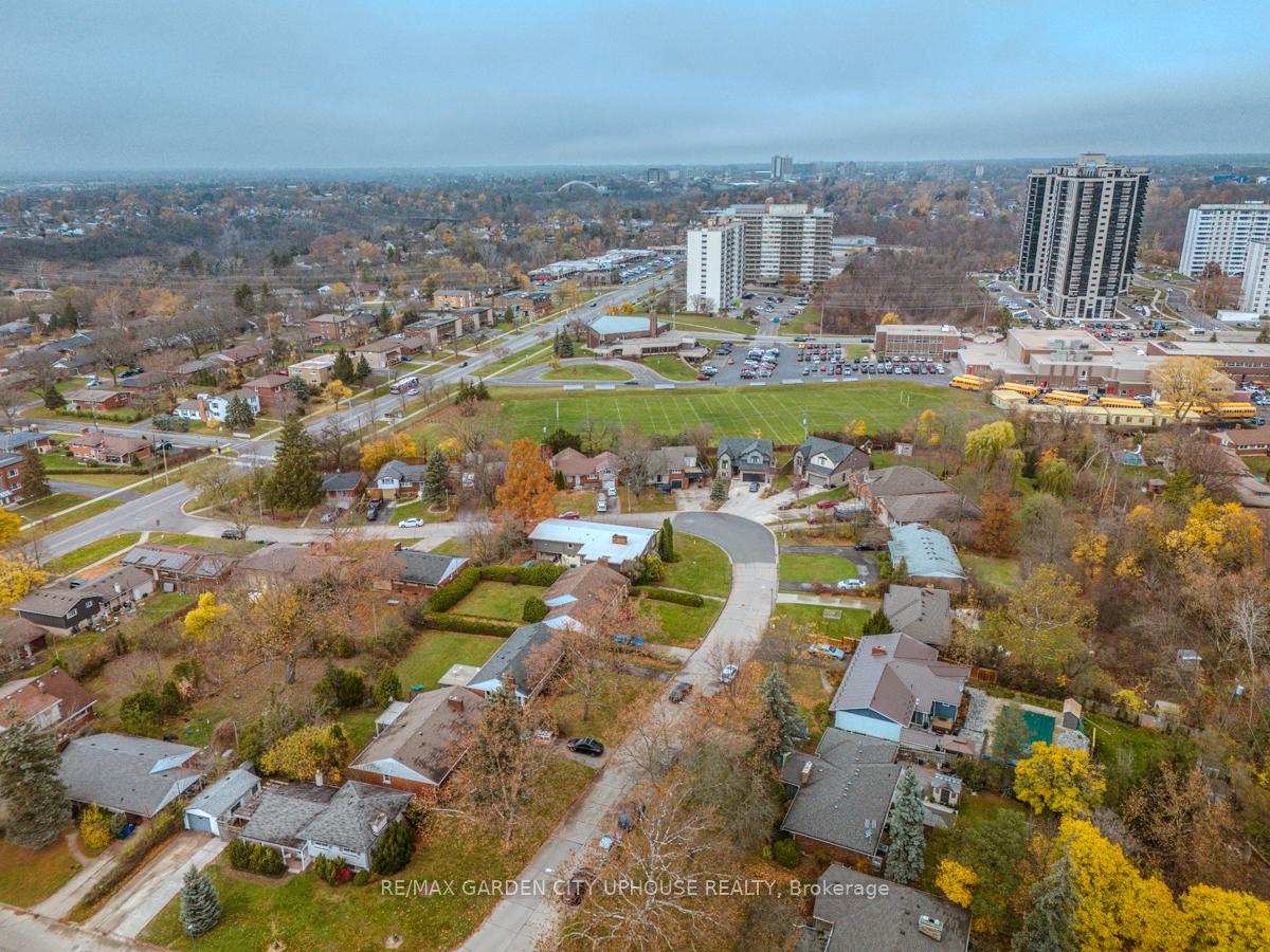 Photo 2 of 20 Larchwood Drive, St. Catharines, Glendale/Glenridge — HOMEH