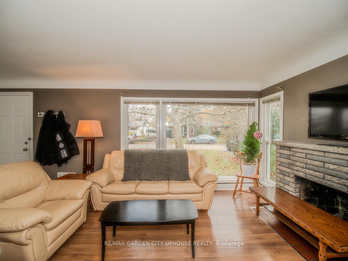 Photo 3 of 20 Larchwood Drive, St. Catharines, Glendale/Glenridge — HOMEH