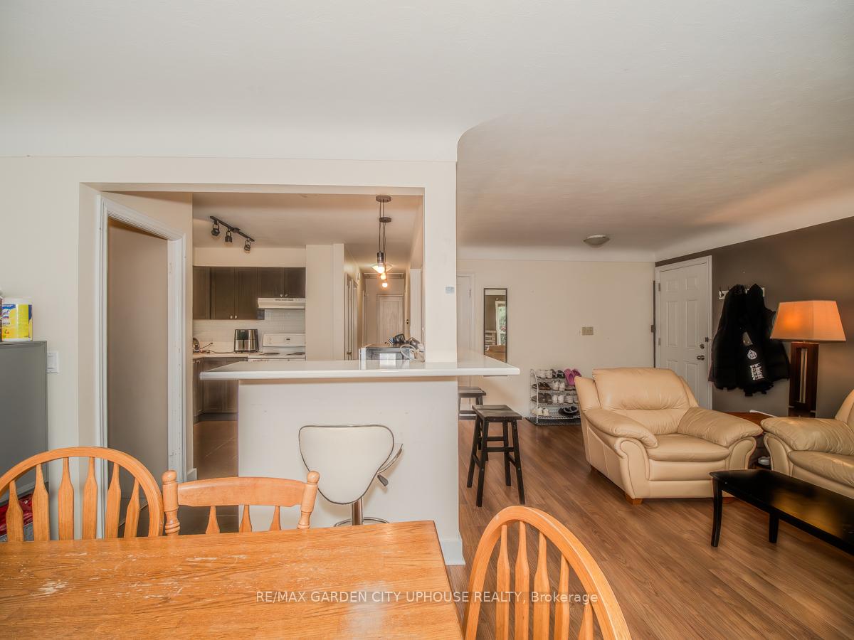 Photo 4 of 20 Larchwood Drive, St. Catharines, Glendale/Glenridge — HOMEH