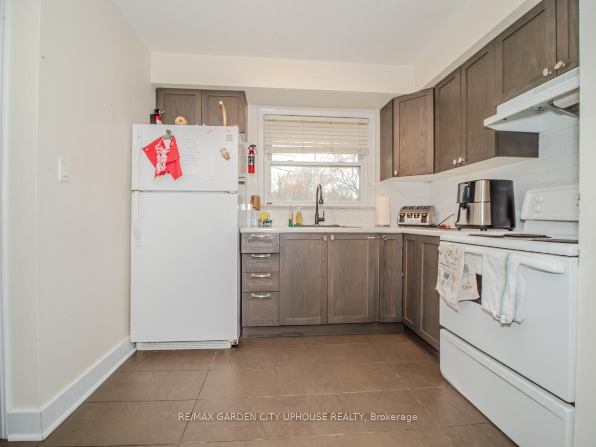 Photo 6 of 20 Larchwood Drive, St. Catharines, Glendale/Glenridge — HOMEH