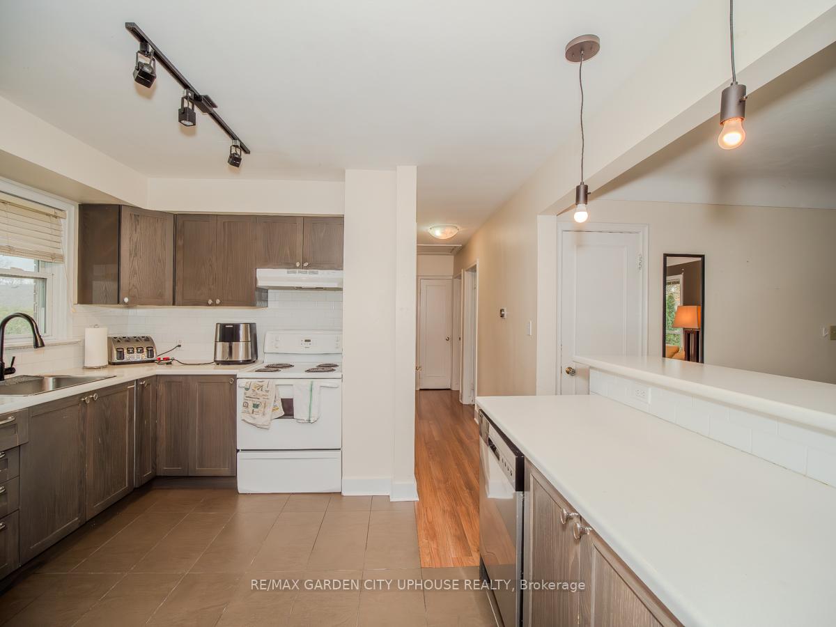 Photo 7 of 20 Larchwood Drive, St. Catharines, Glendale/Glenridge — HOMEH