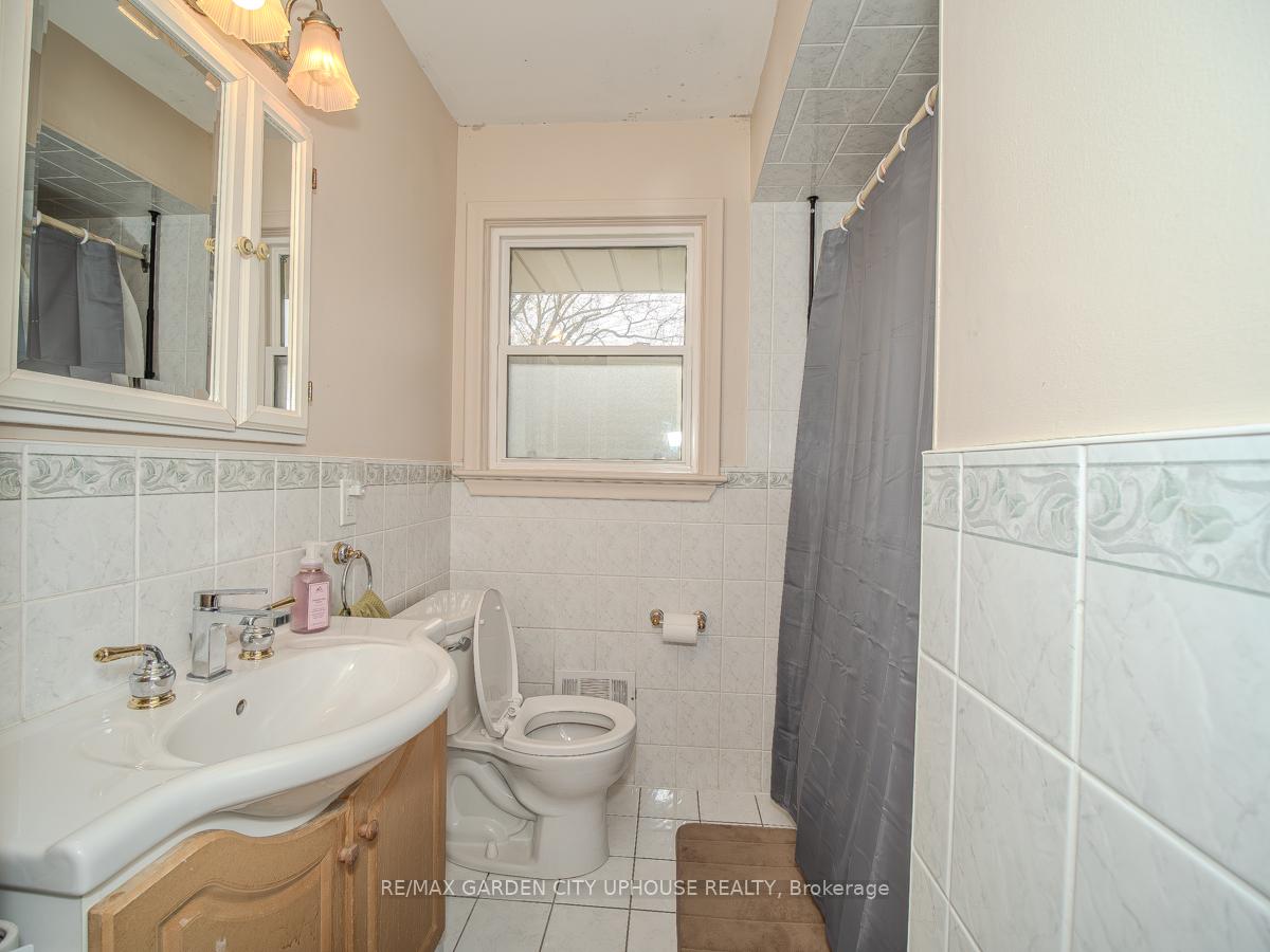 Photo 11 of 20 Larchwood Drive, St. Catharines, Glendale/Glenridge — HOMEH