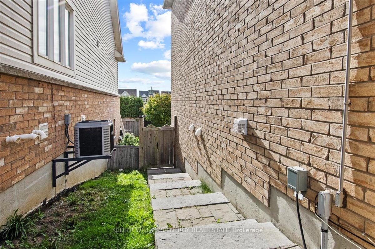Photo 2 of 213 Glenabbey Drive, Clarington, Courtice — HOMEH