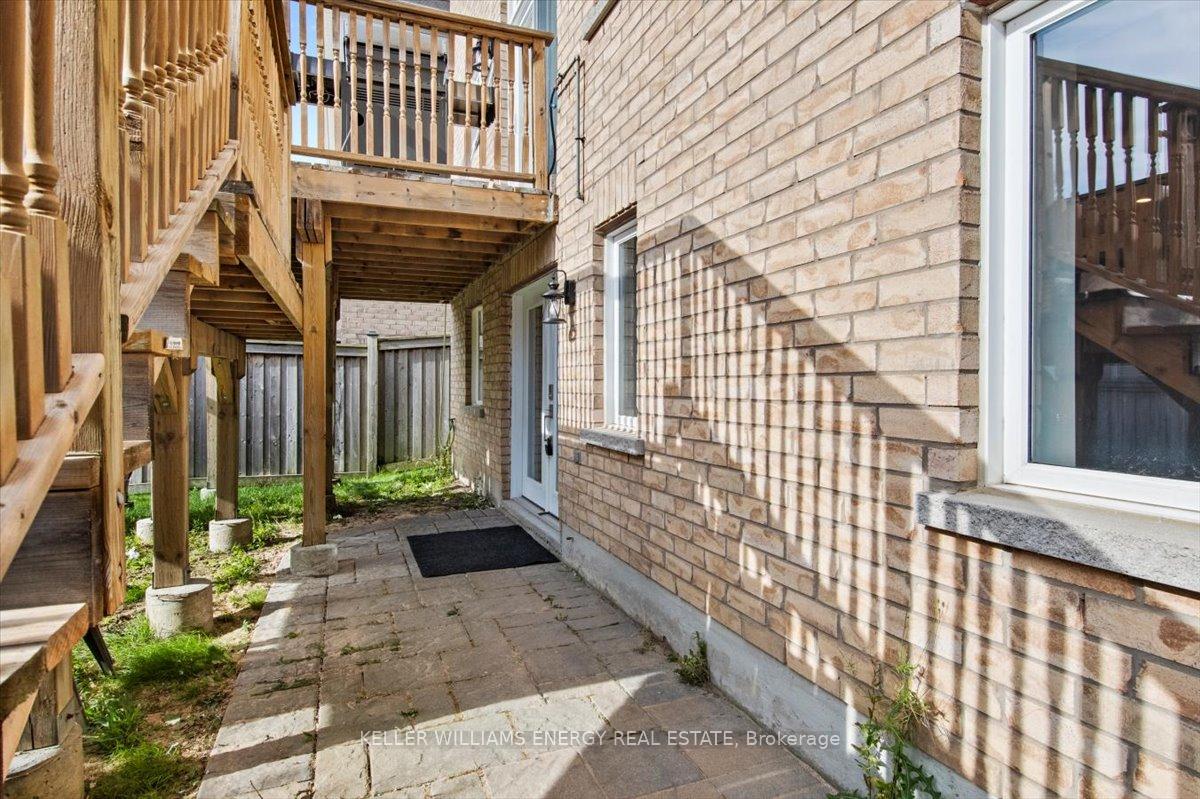 Photo 4 of 213 Glenabbey Drive, Clarington, Courtice — HOMEH